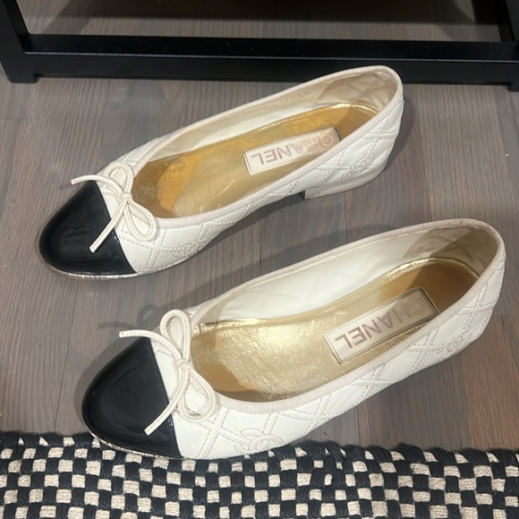 Authentic Chanel ballet flats worn couple of times . In pristine condition ! - Picture 3 of 4